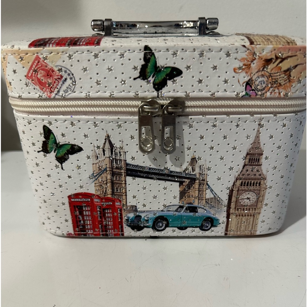 Mini jewelry case or make up case